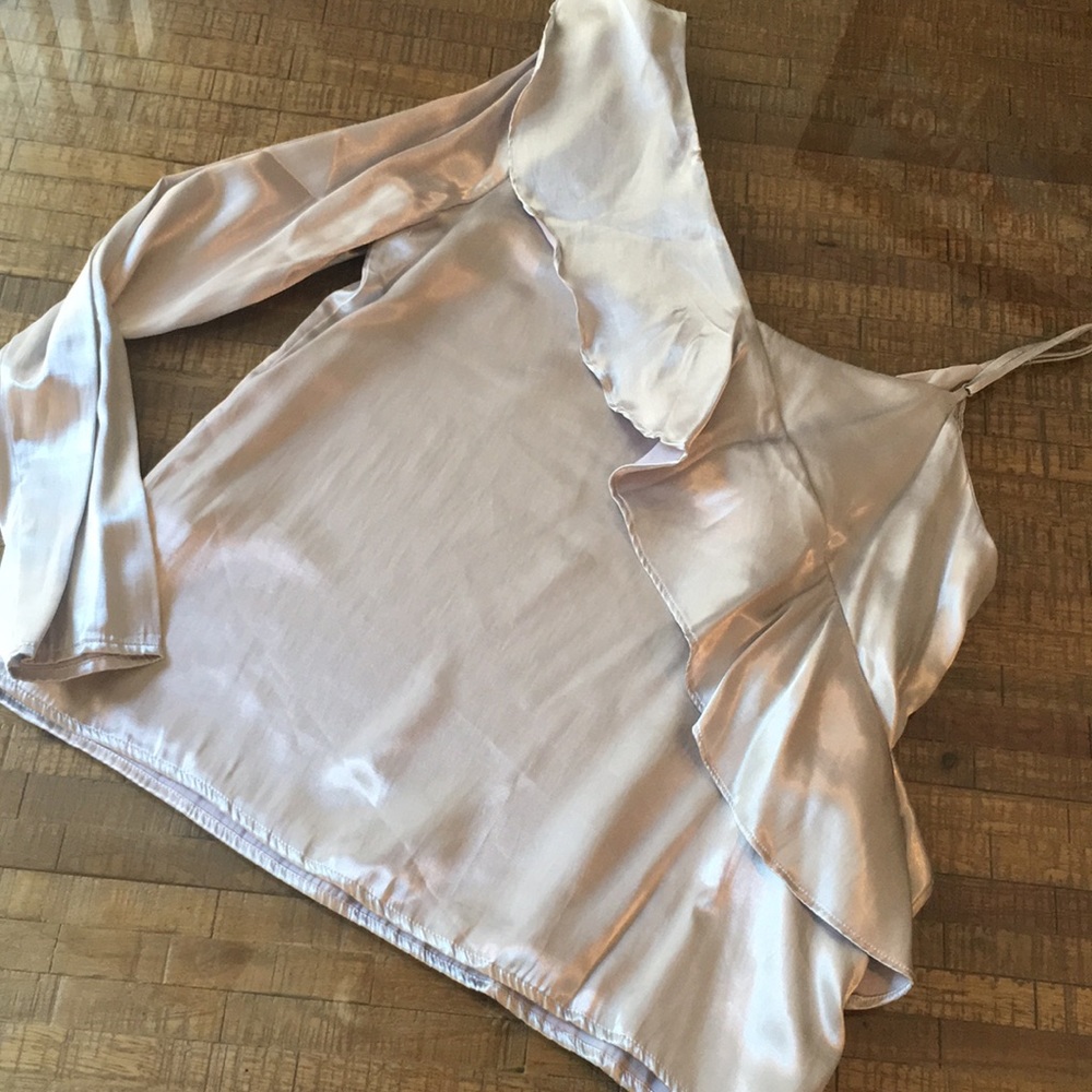 Beautiful Silver Top - Picture 3 of 5
